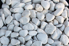 Kamenclub.ru: Щебень галтованный белый (мрамор) фр.5-10 мм.  купить в Пензе мрамор белый, айвори, молочный каменная мраморная декоративная ландшафтная крошка 17000 руб/т   фото КАМЕНЬ КЛУБ