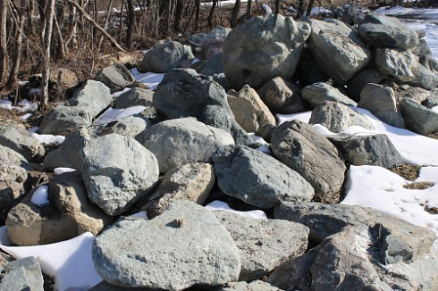 Kamenclub.ru: Гранит скальник (серо-зеленый) фр. 500-1500 мм.  купить в Пензе гранит мрамор  серый зеленый темно-серый глыба скальная колотая ландшафтная 7 500 руб/т   фото КАМЕНЬ КЛУБ