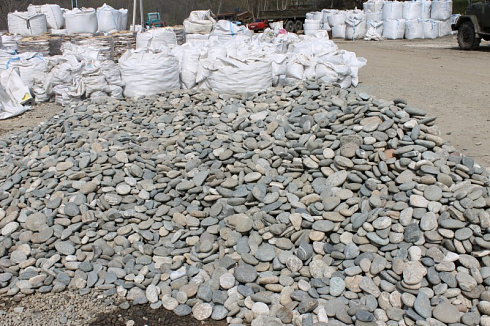 Kamenclub.ru: Галька речная плоская (серо-белая) фр. 70-120 мм. купить  в Пензе галька галечник речной серый, белый окатанная плоская  природная галька 9000 руб/т   фото КАМЕНЬ КЛУБ