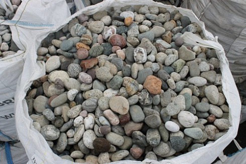 Kamenclub.ru: Галька окат (цветная картошка) фр. 50-100 мм. купить  в Пензе галька природная окатанная серый белый цветной синий темно-серый коричневый округлый галечник окатанный 6800 руб/т   фото КАМЕНЬ КЛУБ