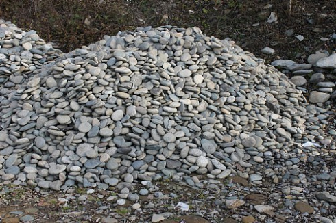 Kamenclub.ru: Галька речная плоская (ассорти) фр. 70-150 мм. купить  в Пензе галька галечник серый белый темно-серый синий светло-серый плоская природная галька  9000 руб/т   фото КАМЕНЬ КЛУБ