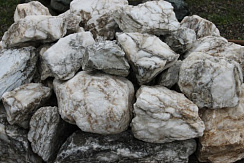 Kamenclub.ru: Мраморизированный известняк фр. 100-500 мм.  купить в Пензе известняк серый белый темно-серый сероватый валун природного образования окатанный 10500 руб/т   фото КАМЕНЬ КЛУБ