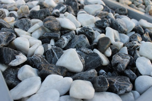 Kamenclub.ru: Мраморная крошка (щебень галтованный микс:: белый-черный) фр.20-40 мм  купить в Пензе мрамор белый, черный мраморный галтованный щебень 15500 руб/т   фото КАМЕНЬ КЛУБ