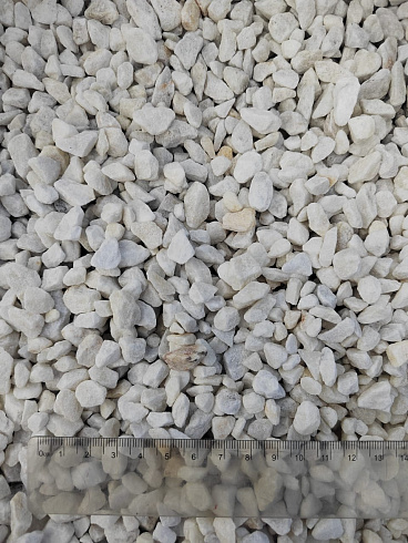 Kamenclub.ru: Мраморная крошка, щебень, цвет-белый, фр. 5-10 мм.  купить в Пензе мрамор белый, айвори, молочный мраморная каменная крошка ландшафтная 12000 руб/т   фото КАМЕНЬ КЛУБ