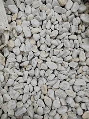 Kamenclub.ru: Мраморная крошка (щебень галтованный белый) фр.40-70 мм.  купить в Пензе мрамор белый молочный айвори окатанный округлый природный камень 17000 руб/т   фото КАМЕНЬ КЛУБ