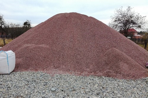 Kamenclub.ru: Мраморная крошка (щебень крошка розовый) фр. 5-10 мм.  купить в Пензе мрамор розовый, красный щебень колотый ландшафтный декоративный  11000 руб/т   фото КАМЕНЬ КЛУБ