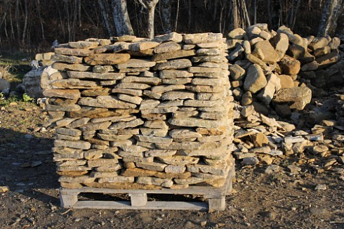 Kamenclub.ru: Песчаник колотый для облицовки (фр. 2-3 см)  купить в Пензе песчаник бежевый серый рыжий песчаник строительный 5000 руб/т   фото КАМЕНЬ КЛУБ