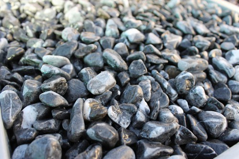 Kamenclub.ru: Щебень галтованный черный (мрамор) фр.10-20 мм.  купить в Пензе мрамор черный с белыми прожилками, черный, белый окатанный округлый ландшафтный декоративный щебень 15000 руб/т   фото КАМЕНЬ КЛУБ