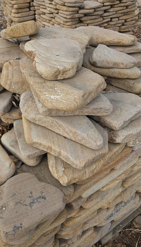 Kamenclub.ru: Песчаник пластушка галтованный желтый с рисунком (3 см)  купить в Пензе плитняк - пластушка желтый песчаник 21000 руб/м3   фото КАМЕНЬ КЛУБ