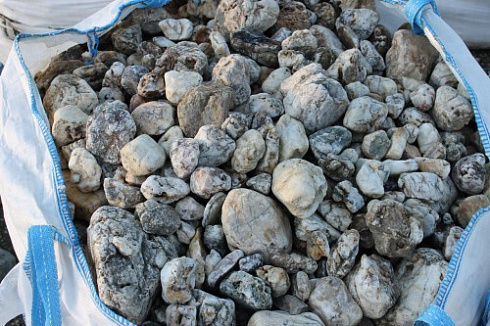 Kamenclub.ru: Кварцевый валунчик фр.100-300 мм.  купить в Пензе кварц белый, бежевый молочный рыжий крупный природный камень галечник 7850 руб/т   фото КАМЕНЬ КЛУБ