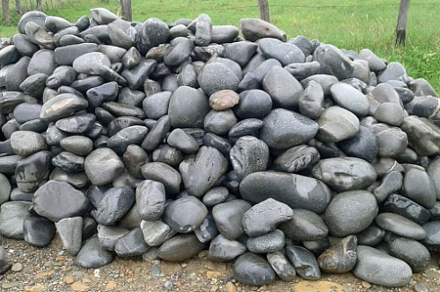 Kamenclub.ru: Темно-серый валунчик фр.100-300 мм.  купить в Пензе крупный природный камень серый, темно-серый, светло-серый речная галька большого размера окатанная 4500 руб/т   фото КАМЕНЬ КЛУБ