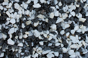 Kamenclub.ru: Мраморная крошка (щебень крошка микс : черный-белый) фр. 10-20 мм.  купить в Пензе мрамор белый, черный каменная декоративная крошка ландшафтная 12000 руб/т   фото КАМЕНЬ КЛУБ