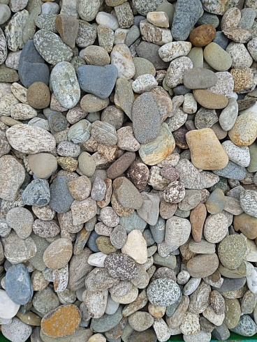 Kamenclub.ru: Галька горная речная окат (цветная) фр. 20-40 мм. купить  в Пензе галька речная серый синий бежевый белый окатанная речная галька ландшафтная 6800 руб/т   фото КАМЕНЬ КЛУБ