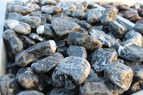 Kamenclub.ru: Щебень галтованный черный (мрамор) фр. 50-100 мм.  купить в Пензе мрамор черный с белыми прожилками щебень ландшафтный мраморный 15000 руб/т   фото КАМЕНЬ КЛУБ