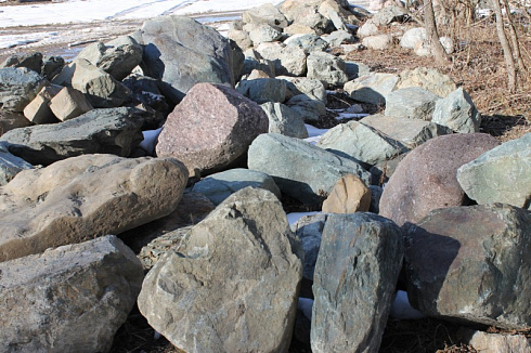 Kamenclub.ru: Гранит скальник (серо-зеленый) фр. 500-1500 мм.  купить в Пензе гранит мрамор  серый зеленый темно-серый глыба скальная колотая ландшафтная 7 500 руб/т   фото КАМЕНЬ КЛУБ