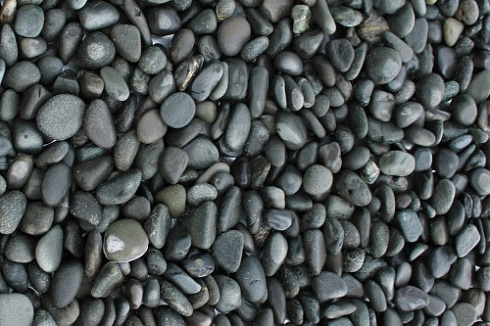 Kamenclub.ru: Галька речная окат (темно-серая) фр. 70-150 мм. купить  в Пензе галька речная темно-серая, синяя, серая речная галька округлая  8000 руб/т   фото КАМЕНЬ КЛУБ