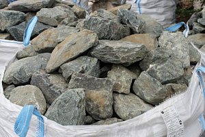Kamenclub.ru: Гранит скальник (серо-зеленый) фр. 100-500 мм.  купить в Пензе гранит зеленый, серый, салатовый крупный ландшафтный валун 6 000 руб/т   фото КАМЕНЬ КЛУБ