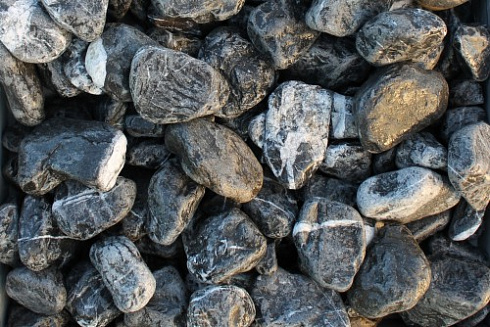 Kamenclub.ru: Щебень галтованный черный (мрамор) фр. 50-100 мм.  купить в Пензе мрамор черный с белыми прожилками щебень ландшафтный мраморный 15000 руб/т   фото КАМЕНЬ КЛУБ