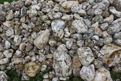 Kamenclub.ru: Кварцевый валунчик фр.100-300 мм.  купить в Пензе кварц белый, бежевый молочный рыжий крупный природный камень галечник 7850 руб/т   фото КАМЕНЬ КЛУБ