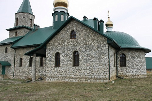 Kamenclub.ru: Галька речная плоская (бело-серая) фр. 100-200-300 мм. купить  в Пензе галька речная плоская серый, белый, бело-серый, серо-белый речная галька плоская  9000 руб/т   фото КАМЕНЬ КЛУБ