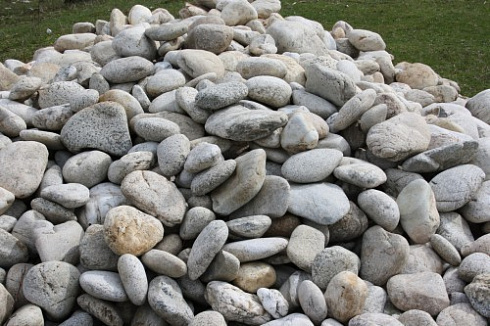 Kamenclub.ru: Бело-серый валунчик фр.100-300 мм.  купить в Пензе крупный камень для ландшафта серый, белый бело-серый валун крупная галька 4500 руб/т   фото КАМЕНЬ КЛУБ