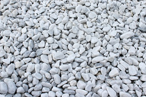 Kamenclub.ru: Мраморная крошка (щебень галтованный белый) фр.10-20 мм.  купить в Пензе мрамор белый, молочный, айвори окатанный округлый декоративный ландшафтный щебень 17000 руб/т   фото КАМЕНЬ КЛУБ