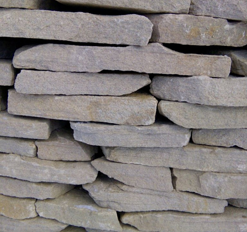 Kamenclub.ru: Песчаник пластушка светло-серый (3,0 см)  купить в Пензе песчаник светло-серый, серый песчаник рваный ландшафтный колотый 13800 руб/м3   фото КАМЕНЬ КЛУБ