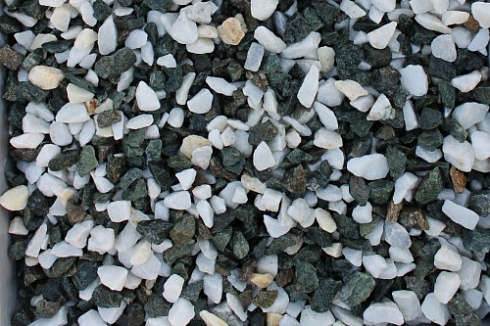 Kamenclub.ru: Мраморная крошка (щебень крошка микс: белый-зеленый-розовый) фр. 10-20 мм.  купить в Пензе мрамор белый, зеленый, розовый декоративный ландшафтный колотый щебень 12000 руб/т   фото КАМЕНЬ КЛУБ