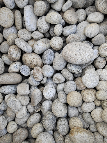 Kamenclub.ru: Галька речная окат (серо-белая) фр. 70-120 мм купить  в Пензе галька галечник бело-серая, серо-белая, серая, белая речная природная галька  8000 руб/т   фото КАМЕНЬ КЛУБ