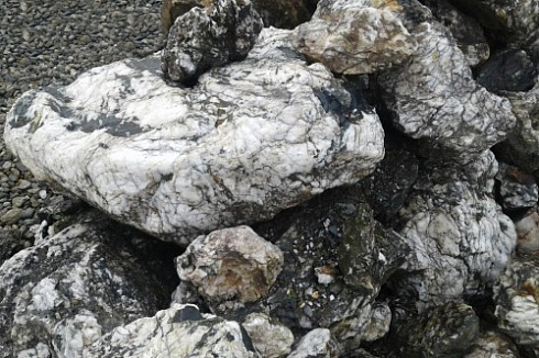 Kamenclub.ru: Черный гранит - кварцит фр. 100-500 мм.  купить в Пензе мрамор гранит черный с белыми прожилками, серый, белый валун скальный колотый 7000 руб/т   фото КАМЕНЬ КЛУБ