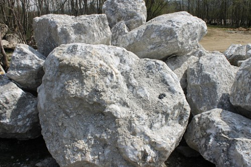 Kamenclub.ru: Мраморизированный известняк фр.500-1500 мм.  купить в Пензе    10000 руб/т   фото КАМЕНЬ КЛУБ