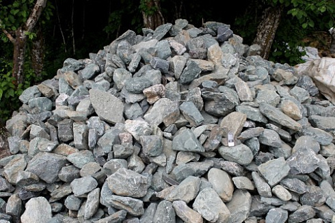 Kamenclub.ru: Гранит скальник (серо-зеленый) фр. 100-500 мм.  купить в Пензе гранит зеленый, серый, салатовый крупный ландшафтный валун 6 000 руб/т   фото КАМЕНЬ КЛУБ