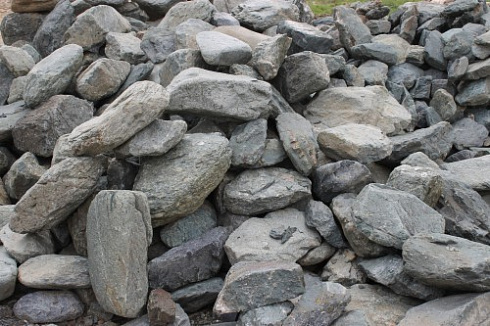 Kamenclub.ru: Гранит скальник (серо-зеленый) фр. 100-500 мм.  купить в Пензе гранит зеленый, серый, салатовый крупный ландшафтный валун 6 000 руб/т   фото КАМЕНЬ КЛУБ