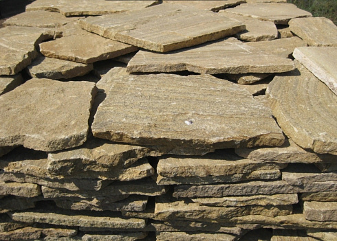 Kamenclub.ru: Песчаник пластушка желтый с рисунком (3 см)  купить в Пензе песчаник желтый с рисунком, рыжий, желтый песчаник пластушка ландшафтная рваная 8 500 руб/м3   фото КАМЕНЬ КЛУБ