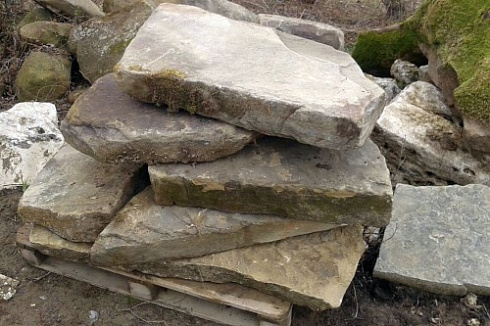 Kamenclub.ru: Песчаник плиты - плахи - пошаговые дорожки (фр. 70-150 мм)  купить в Пензе песчаник серый бежевый желтый зеленый колотый песчаник строительный 6500 руб/т   фото КАМЕНЬ КЛУБ