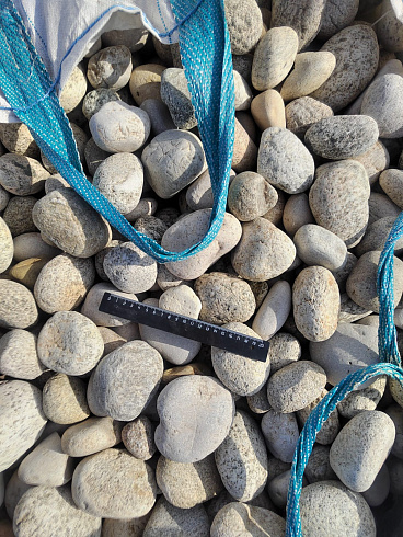 Kamenclub.ru: Галька речная окат (серо-белая) фр. 70-120 мм купить  в Пензе галька галечник бело-серая, серо-белая, серая, белая речная природная галька  8000 руб/т   фото КАМЕНЬ КЛУБ