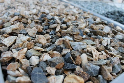 Kamenclub.ru: Мраморная крошка (щебень крошка медовый), фр. 10-20 мм.  купить в Пензе песчаник бежевый, серый каменная ландшафтная крошка  12000 руб/т   фото КАМЕНЬ КЛУБ