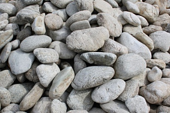 Kamenclub.ru: Бело-серый валунчик фр.100-300 мм.  купить в Пензе крупный камень для ландшафта серый, белый бело-серый валун крупная галька 4500 руб/т   фото КАМЕНЬ КЛУБ