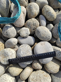 Kamenclub.ru: Галька речная окат (серо-белая) фр. 70-120 мм купить  в Пензе галька галечник бело-серая, серо-белая, серая, белая речная природная галька  8000 руб/т   фото КАМЕНЬ КЛУБ