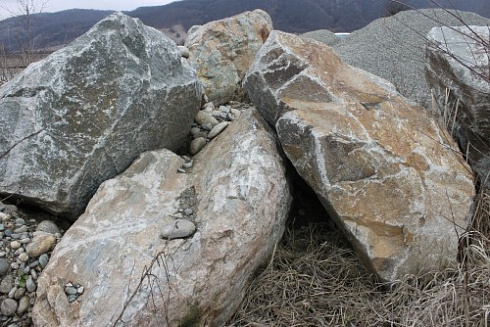 Kamenclub.ru: Гранит скальник (серо-зеленый) фр. 500-1500 мм.  купить в Пензе гранит мрамор  серый зеленый темно-серый глыба скальная колотая ландшафтная 7 500 руб/т   фото КАМЕНЬ КЛУБ