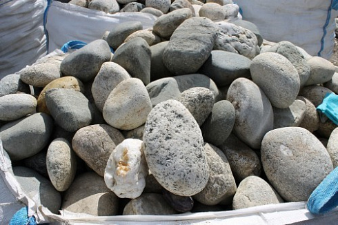 Kamenclub.ru: Речной валун (Ассорти) фр.100-300 мм.  купить в Пензе галечник серый, темно-серый, светло-серый речная галька крупных размеров 4200 руб/т   фото КАМЕНЬ КЛУБ