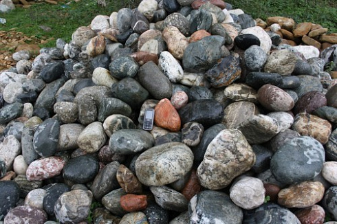 Kamenclub.ru: Ландшафтные валунчики фр.100-500 мм.  купить в Пензе крупный природный камень серый, темно-серый, светло-серый речной валун крупный 4800 руб/т   фото КАМЕНЬ КЛУБ