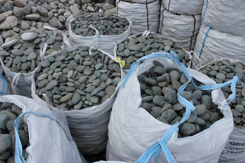 Kamenclub.ru: Темно-серый валунчик фр.100-300 мм.  купить в Пензе крупный природный камень серый, темно-серый, светло-серый речная галька большого размера окатанная 4500 руб/т   фото КАМЕНЬ КЛУБ