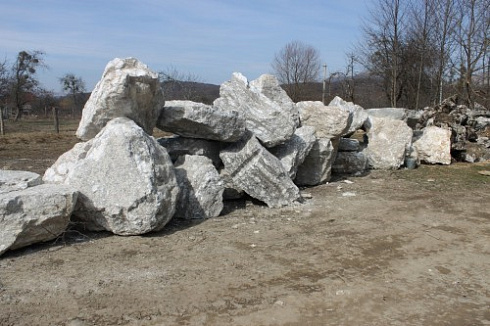 Kamenclub.ru: Мраморизированный известняк фр.500-1500 мм.  купить в Пензе    10000 руб/т   фото КАМЕНЬ КЛУБ