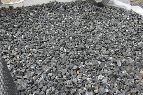 Kamenclub.ru: Щебень крошка черный (мрамор) фр. 5-10 мм.  купить в Пензе мрамор черный с белыми прожилками, черный, белый мраморная крошка декоративная ландшафтная 11000 руб/т   фото КАМЕНЬ КЛУБ