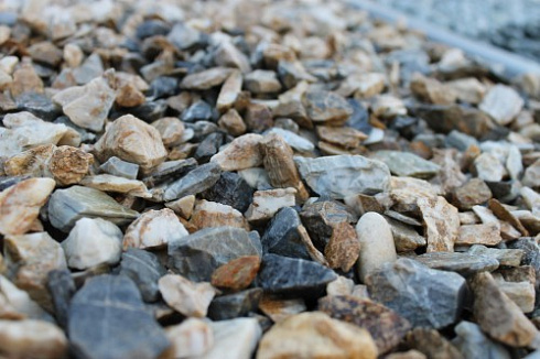 Kamenclub.ru: Мраморная крошка (щебень крошка медовый), фр. 10-20 мм.  купить в Пензе песчаник бежевый, серый каменная ландшафтная крошка  12000 руб/т   фото КАМЕНЬ КЛУБ