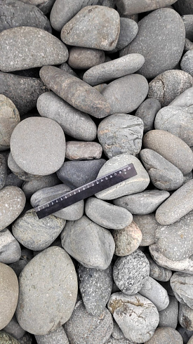 Kamenclub.ru: Галька речная окат (темно-серая) фр. 70-150 мм. купить  в Пензе галька речная темно-серая, синяя, серая речная галька округлая  8000 руб/т   фото КАМЕНЬ КЛУБ