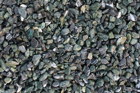 Kamenclub.ru: Мраморная крошка (щебень галтованный микс:зеленый-черный) фр.10-20 мм.  купить в Пензе мрамор зеленый, черный декоративные ландшафтные окатанные округлые камни щебня 14500 руб/т   фото КАМЕНЬ КЛУБ