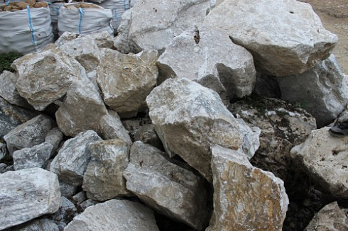 Kamenclub.ru: Мраморизированный известняк фр. 100-500 мм.  купить в Пензе известняк серый белый темно-серый сероватый валун природного образования окатанный 10500 руб/т   фото КАМЕНЬ КЛУБ