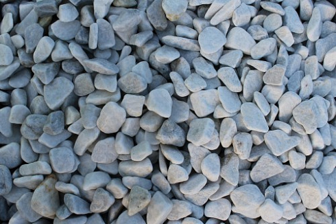 Kamenclub.ru: Мраморная крошка (щебень галтованный белый), фр.20-40 мм.  купить в Пензе мрамор белый бежевый молочный мраморный щебень декоративный 17000 руб/т   фото КАМЕНЬ КЛУБ